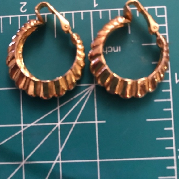𝅺VINTAGE 80’s  gold tone clip on hoop earrings - Picture 6 of 6